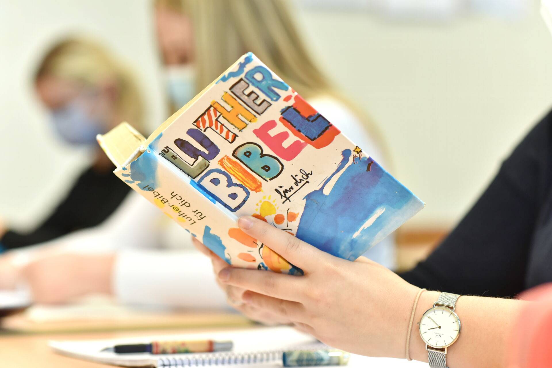 Man sieht Jugendliche in einem Klassenzimmer im Religionsunterricht